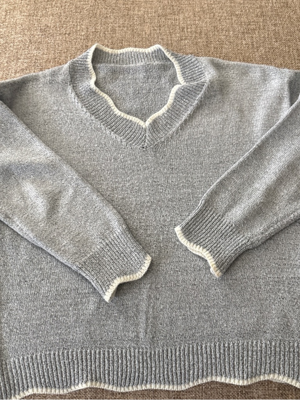 Source Unknown Women's Light Gray V-Neck Sweater with Cream Trim